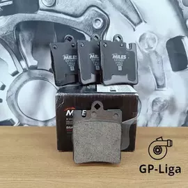 Колодки тормозные задние (без датчика) (Смесь Low-Metallic) MERCEDES W203 00/A208/A209 CLK (TRW GDB1421) E410457